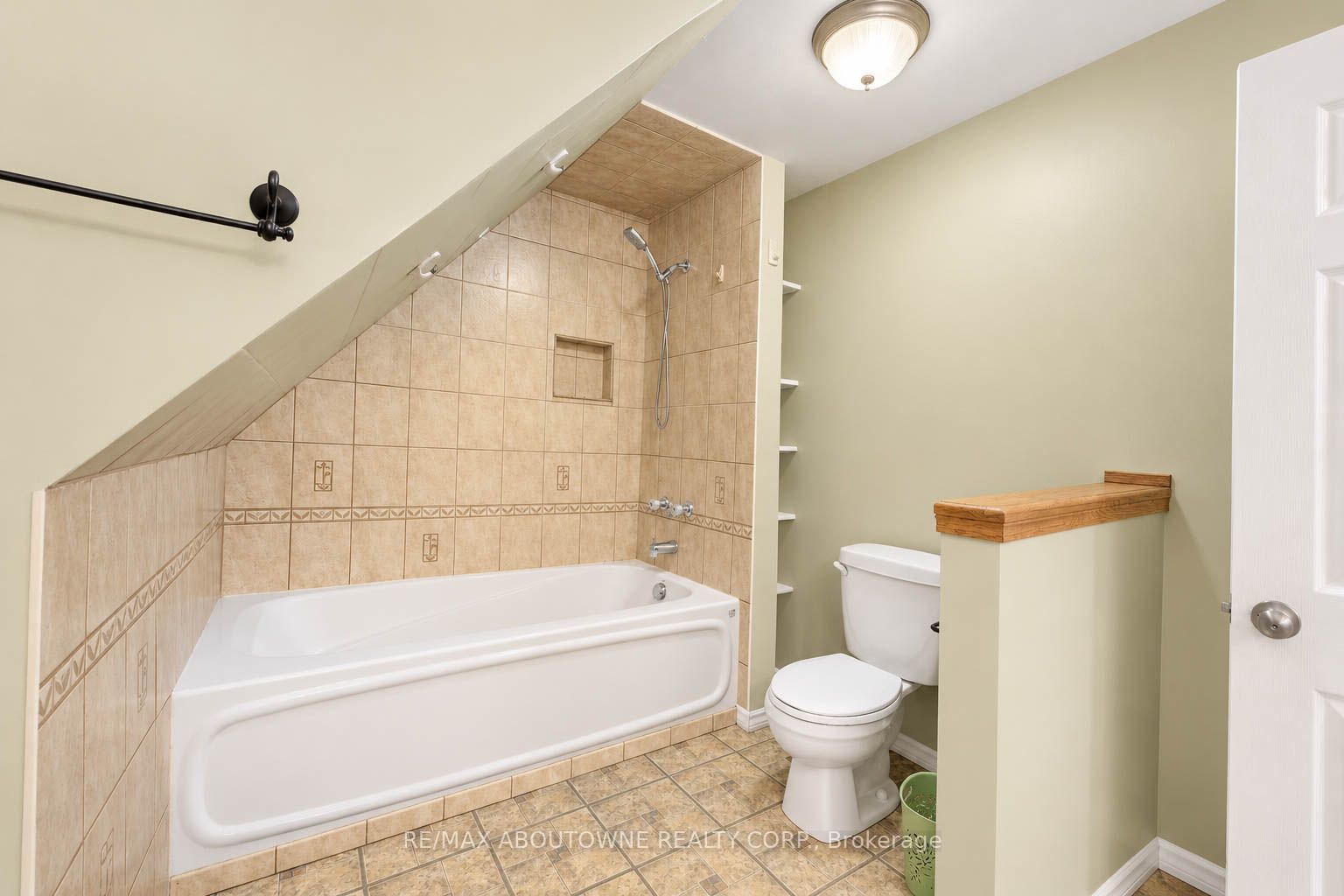81 Glendale Avenue N Property Photo 17