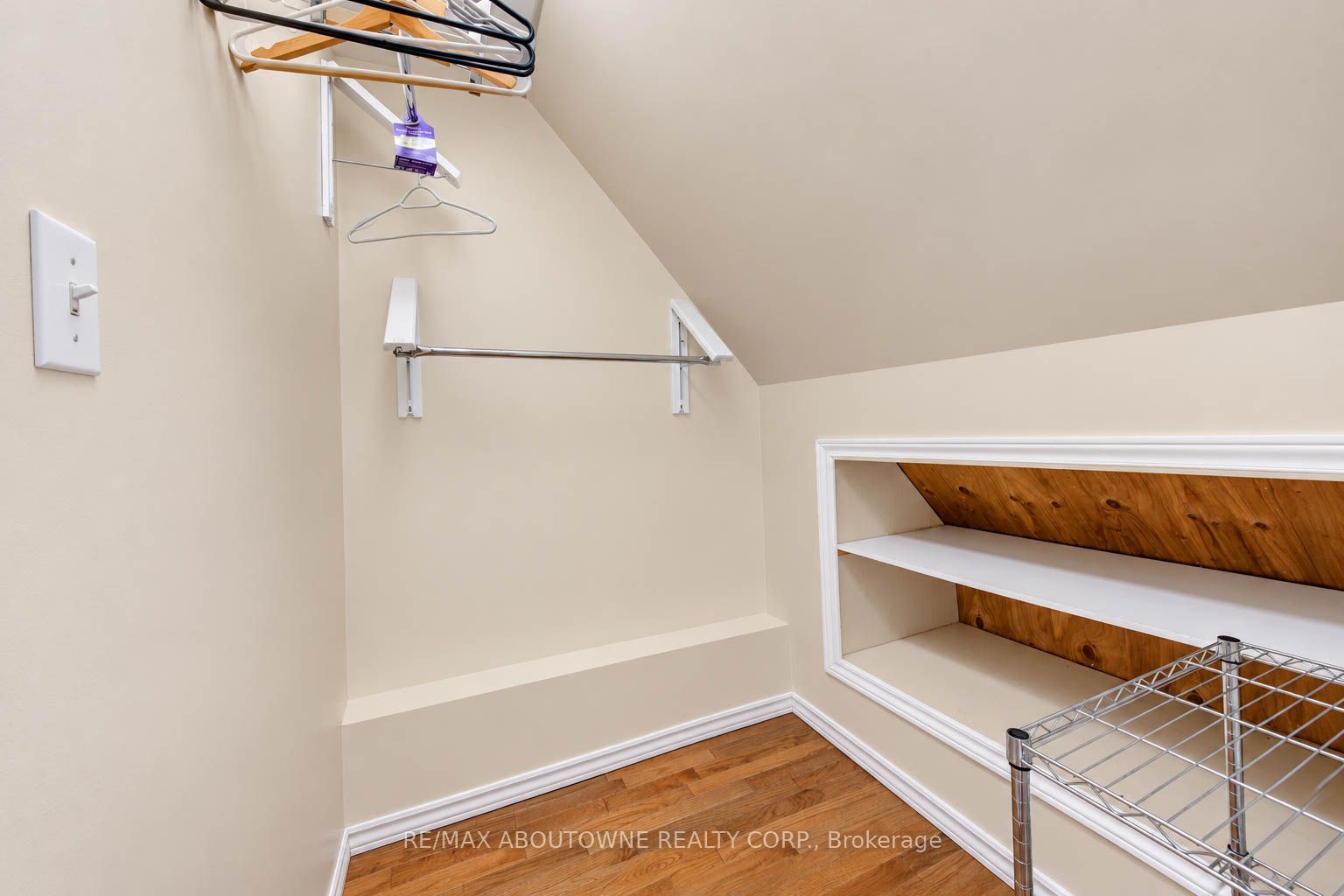 81 Glendale Avenue N Property Photo 19