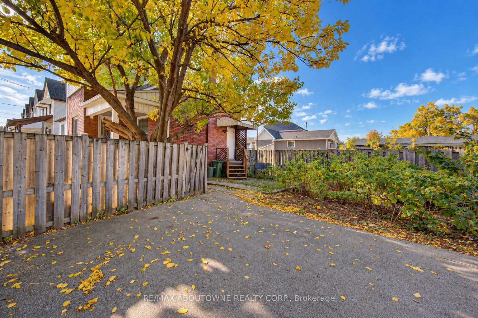 81 Glendale Avenue N Property Photo 21