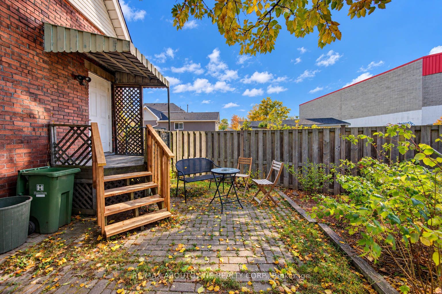 81 Glendale Avenue N Property Photo 23