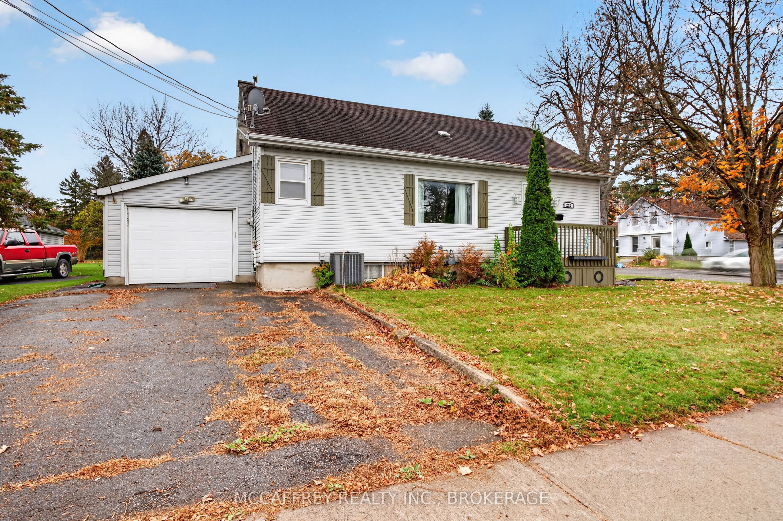 220 Thomas Street W Property Photo 1