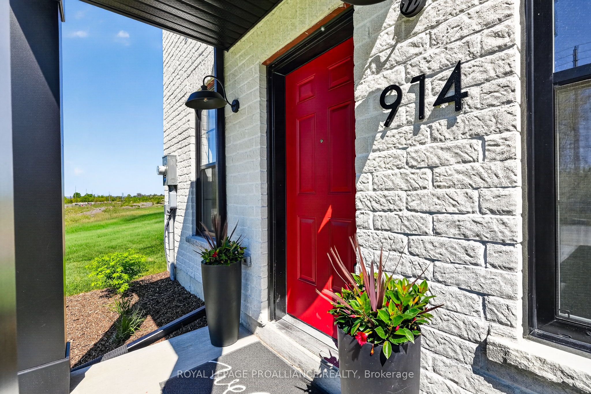 914 Kerr Street W Property Photo 1