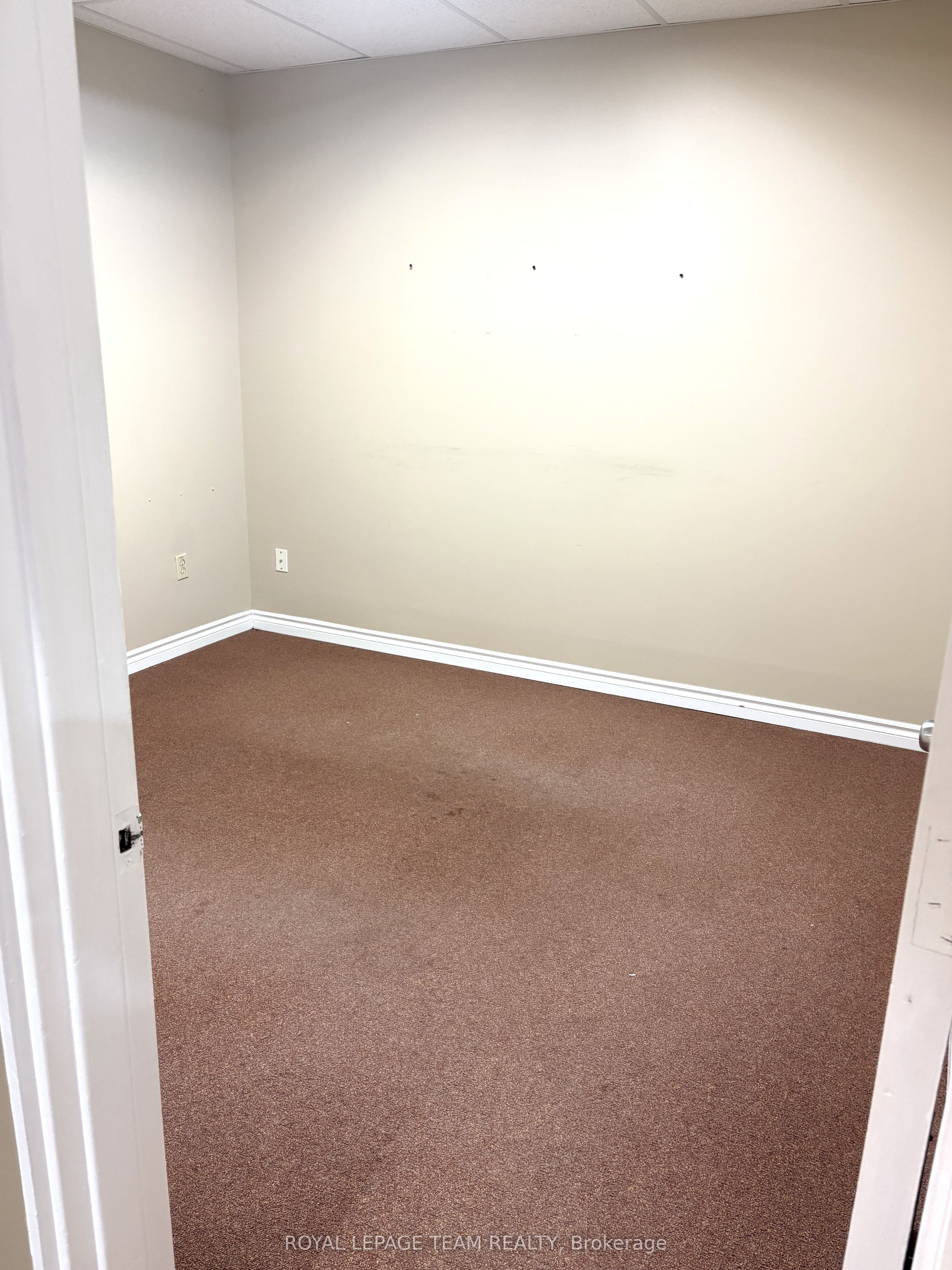 192 Somerset Street W Property Photo 5