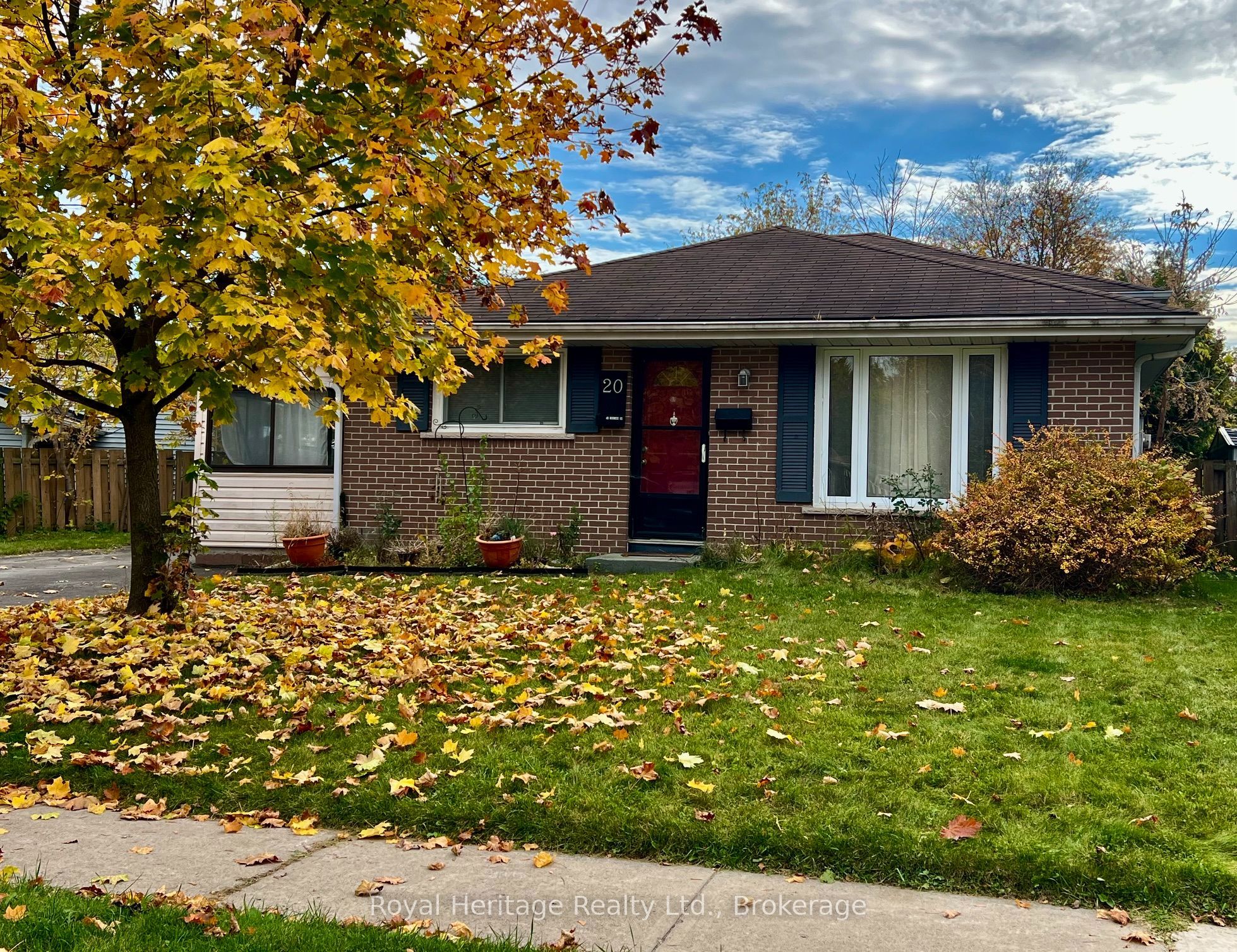 20 IRELAND Drive Property Photo 1