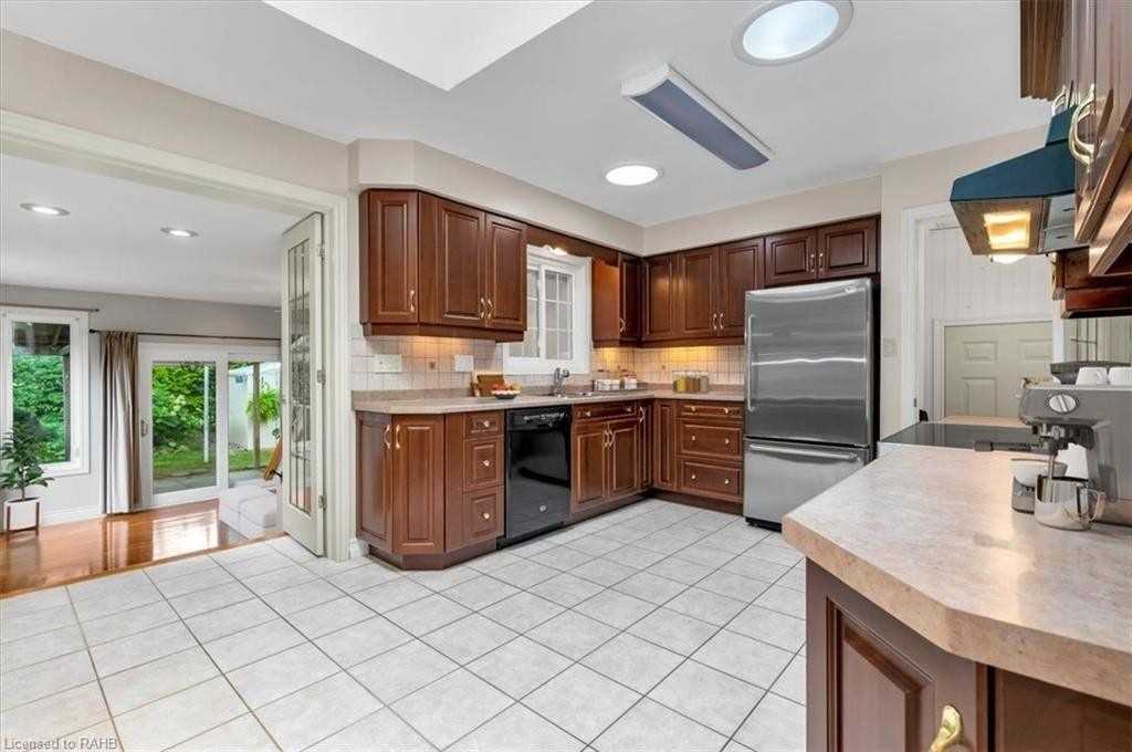 29 Prince Charles Dr Property Photo 8