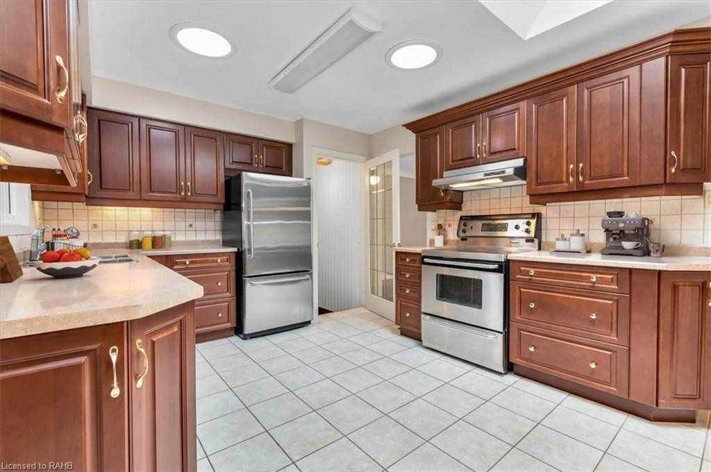 29 Prince Charles Dr Property Photo 9