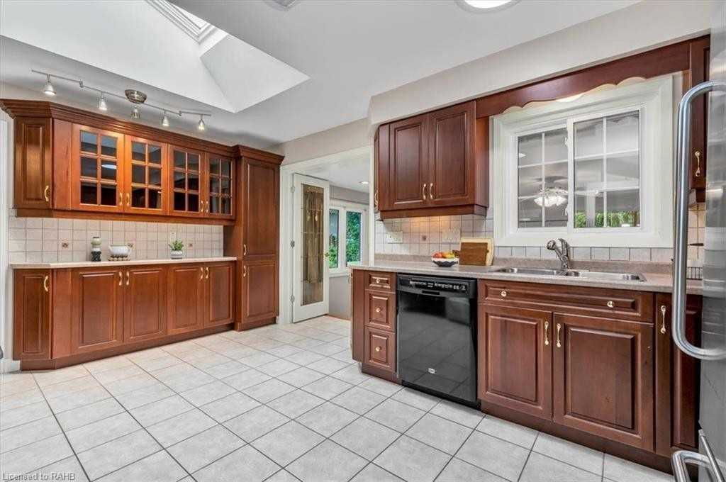 29 Prince Charles Dr Property Photo 10