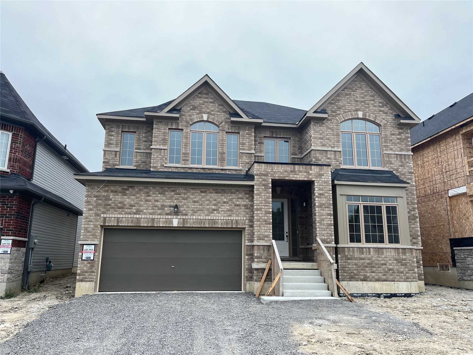 79 Hennessey Cres Property Photo 1