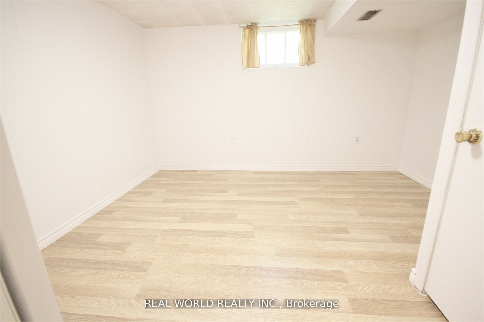 112 Leland St Property Photo 12