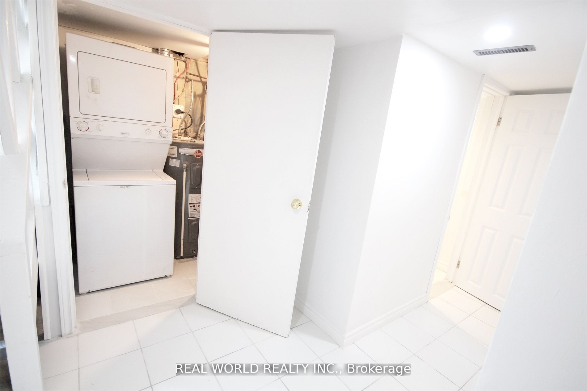 112 Leland St Property Photo 14