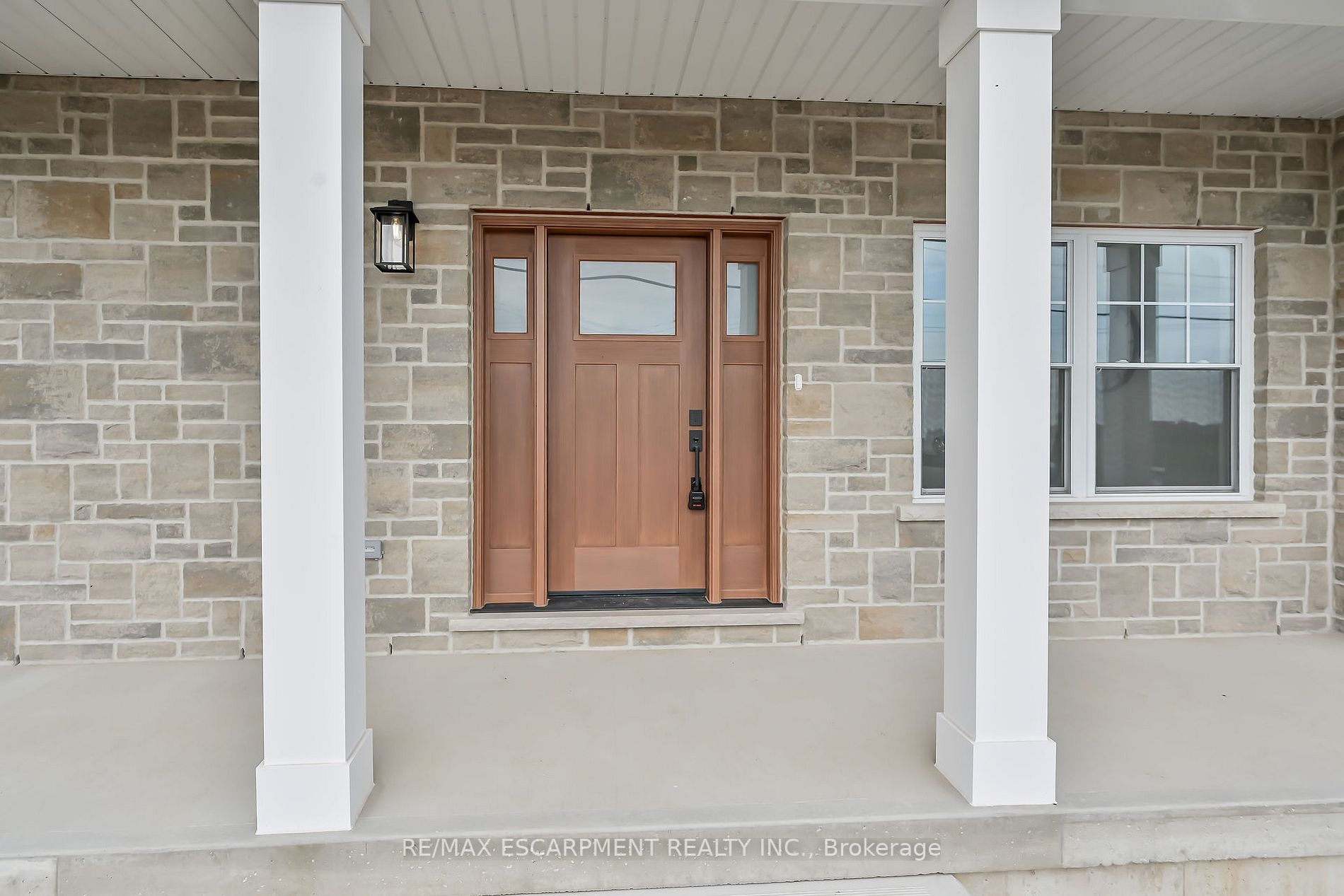 8184 Airport Rd E Property Photo 3