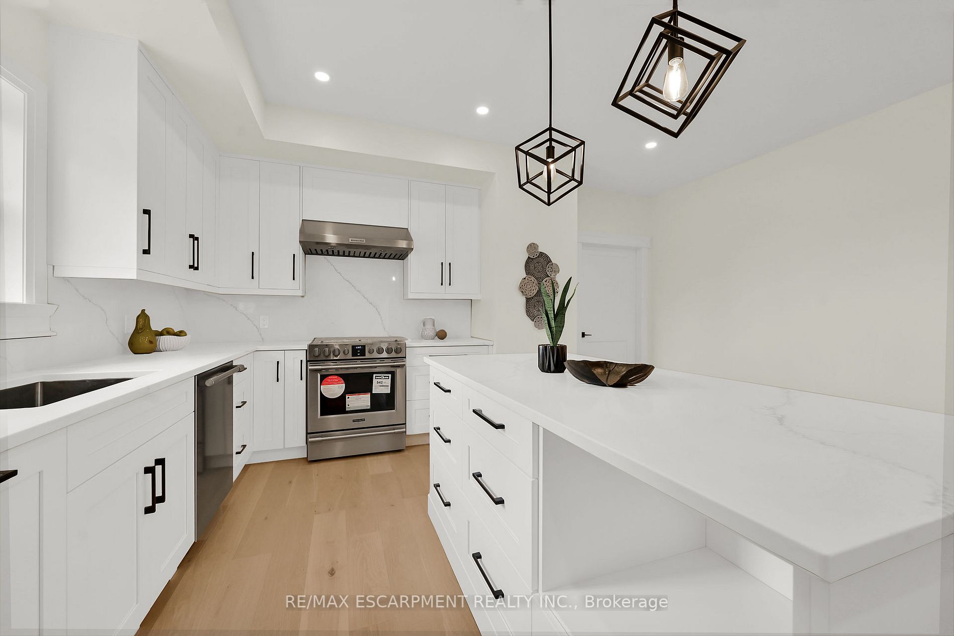 8184 Airport Rd E Property Photo 6