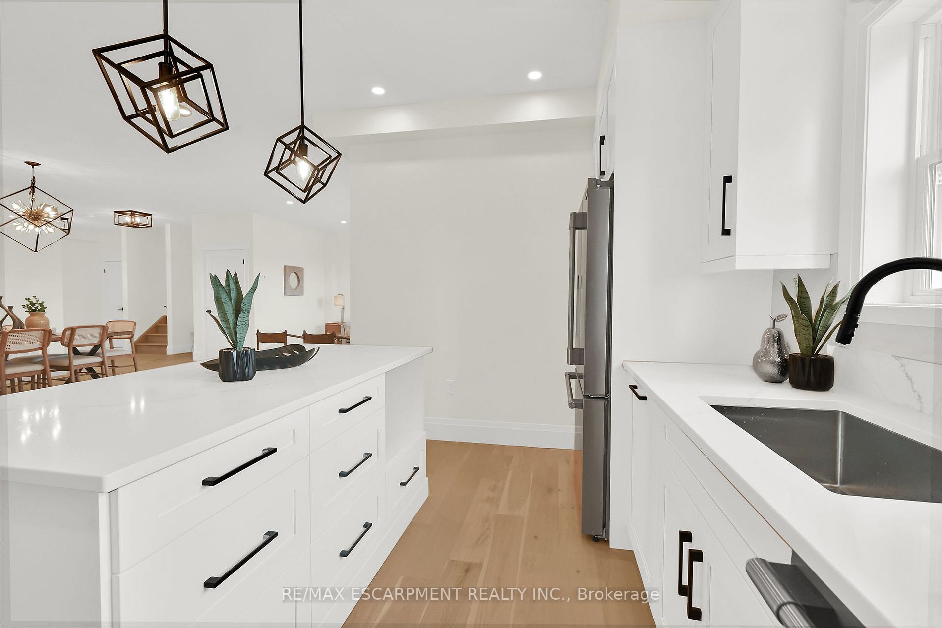 8184 Airport Rd E Property Photo 10