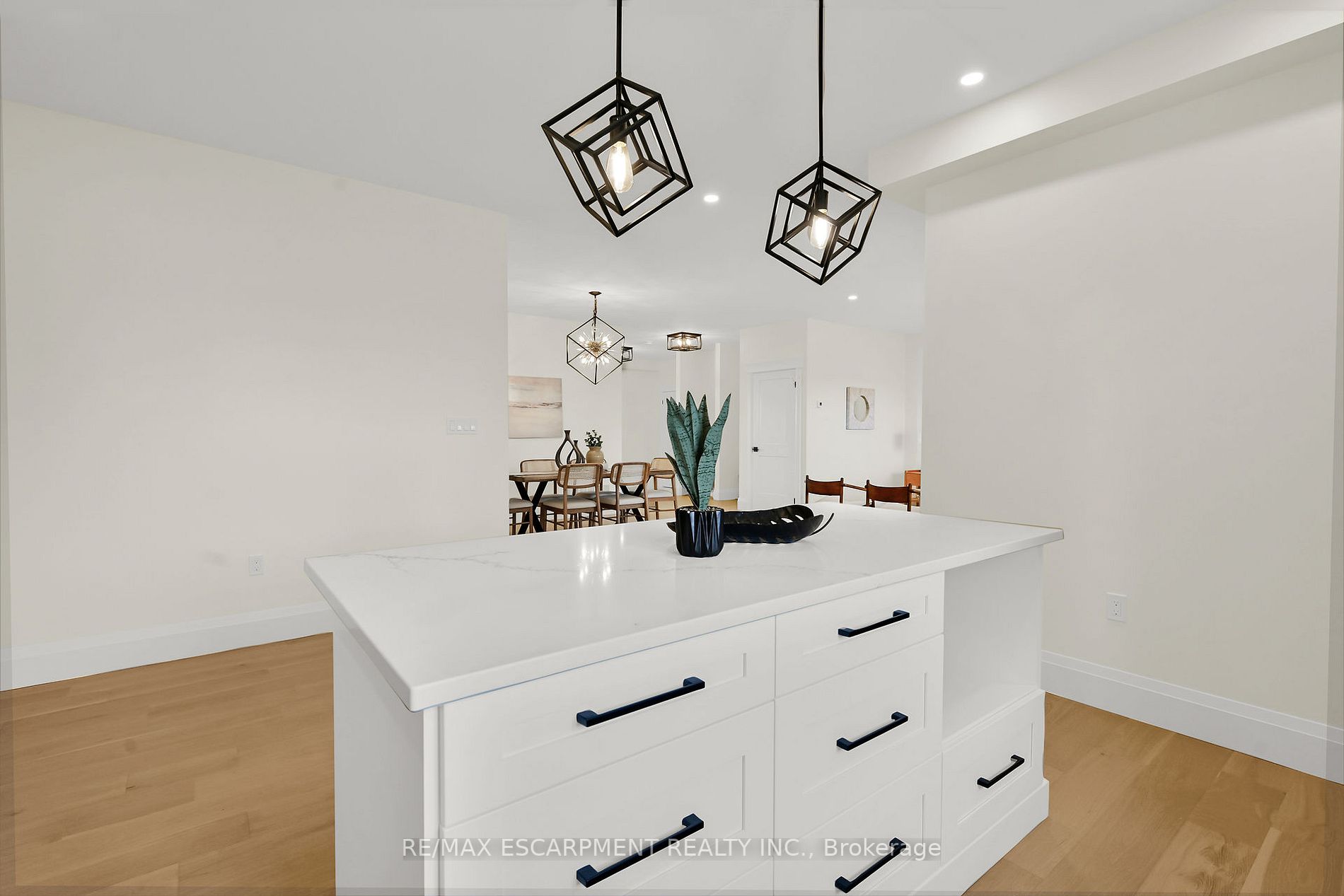 8184 Airport Rd E Property Photo 11