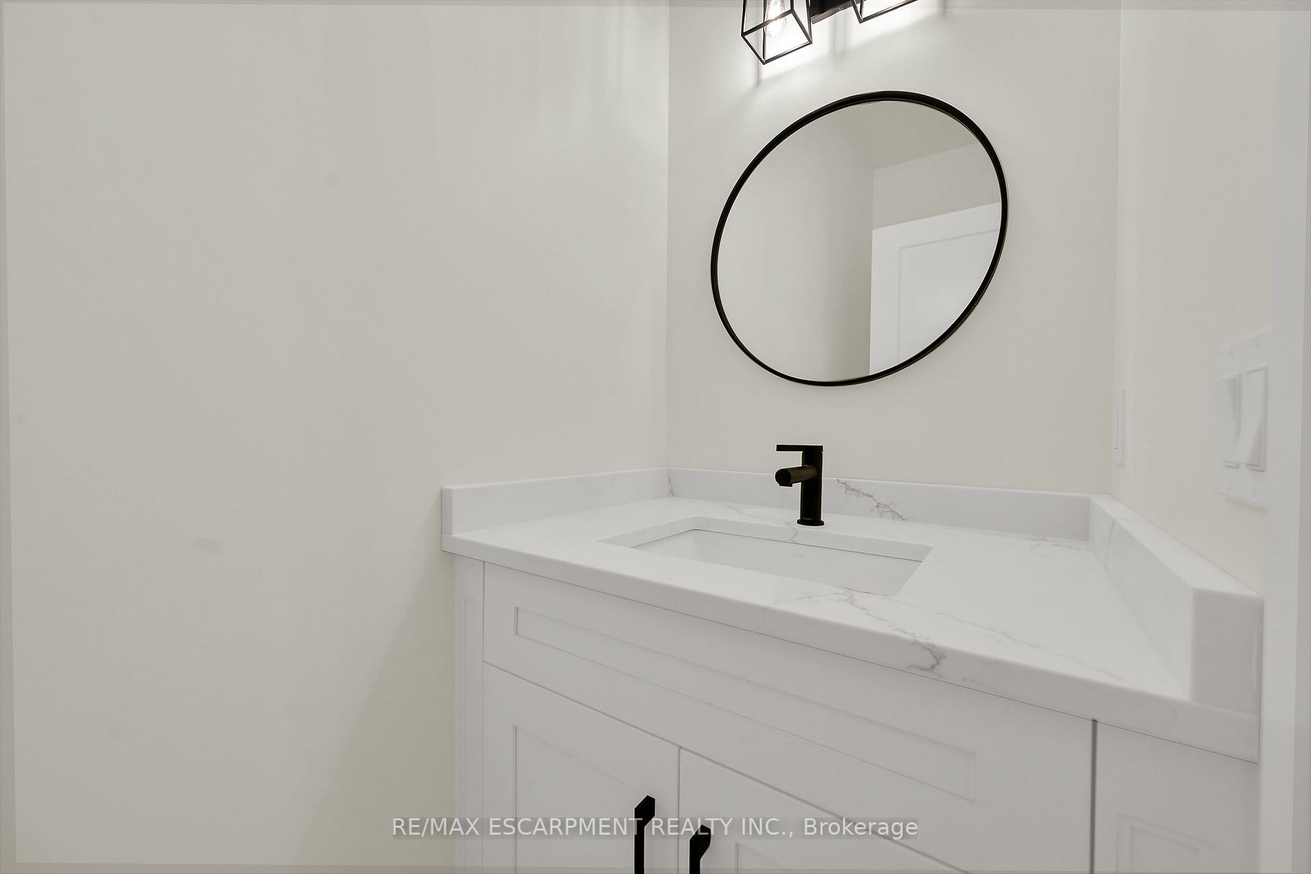 8184 Airport Rd E Property Photo 20