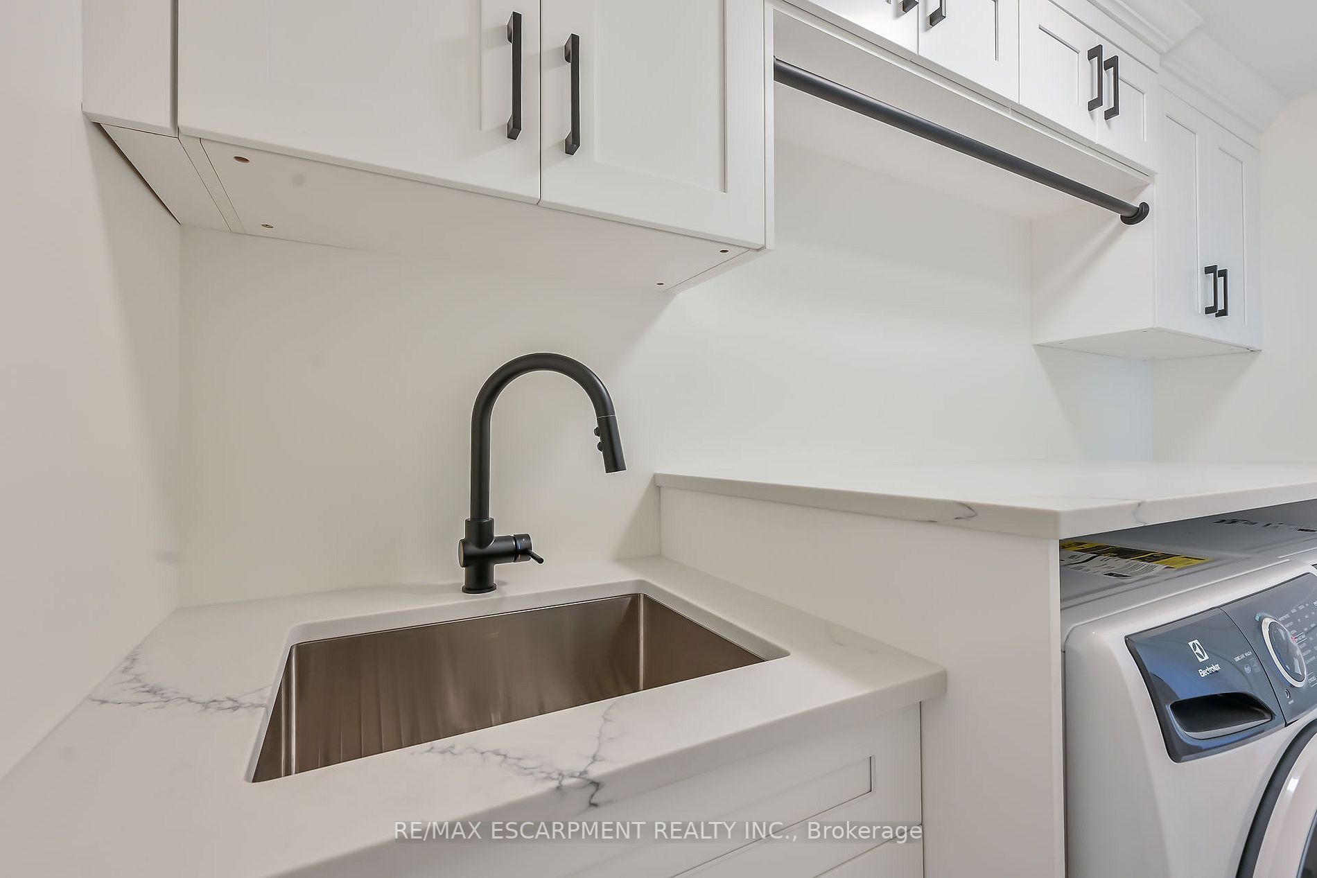 8184 Airport Rd E Property Photo 22