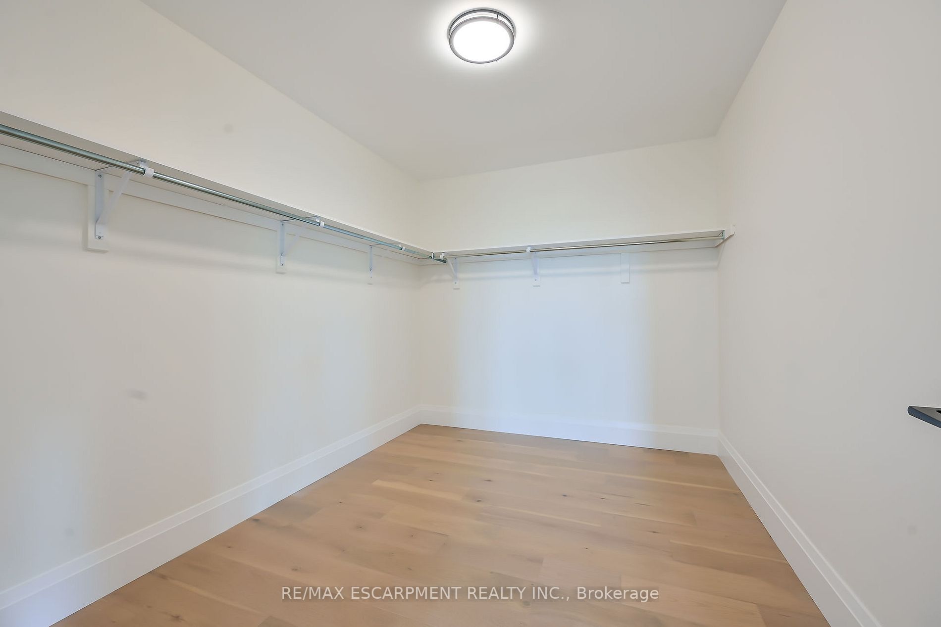 8184 Airport Rd E Property Photo 28