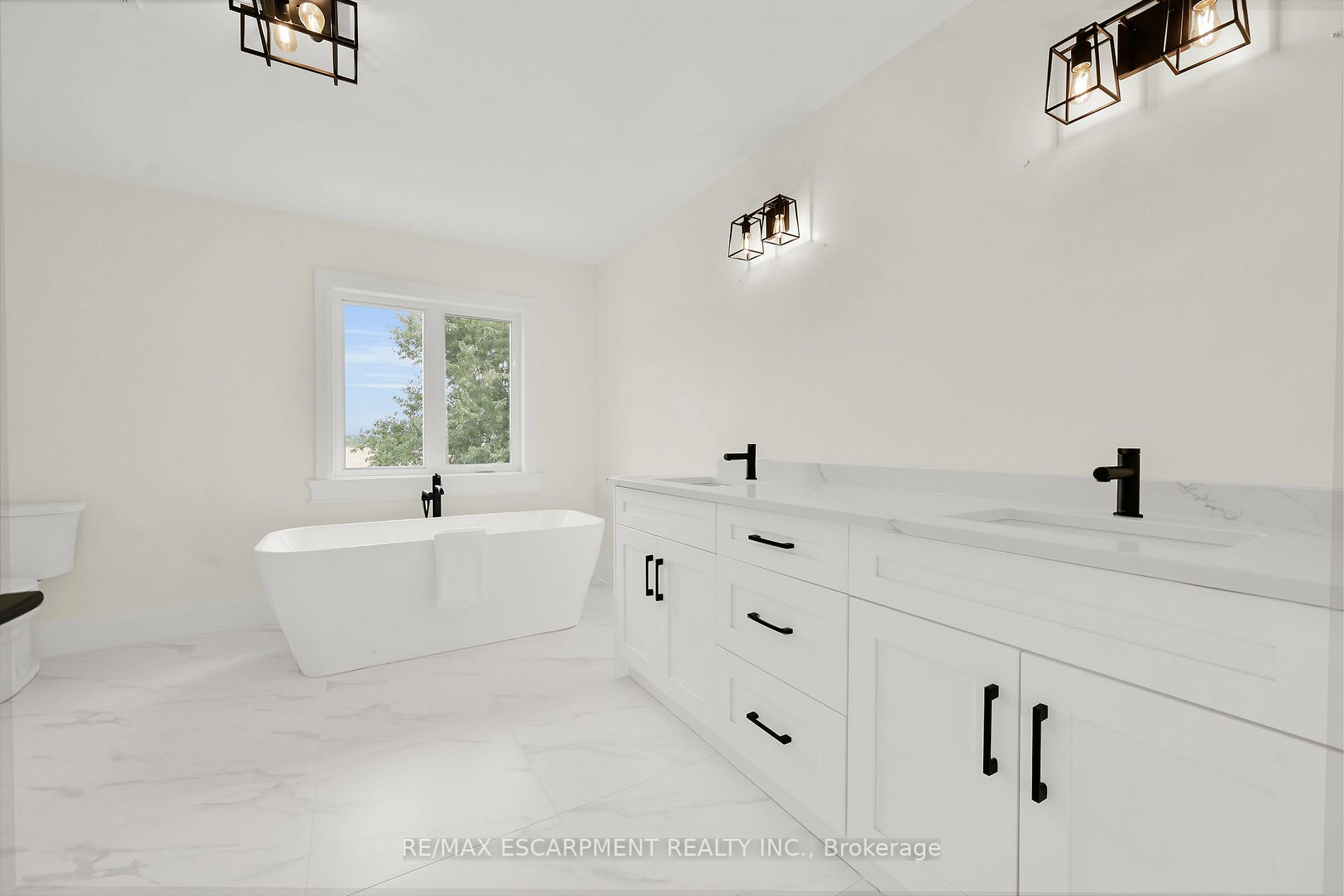 8184 Airport Rd E Property Photo 29