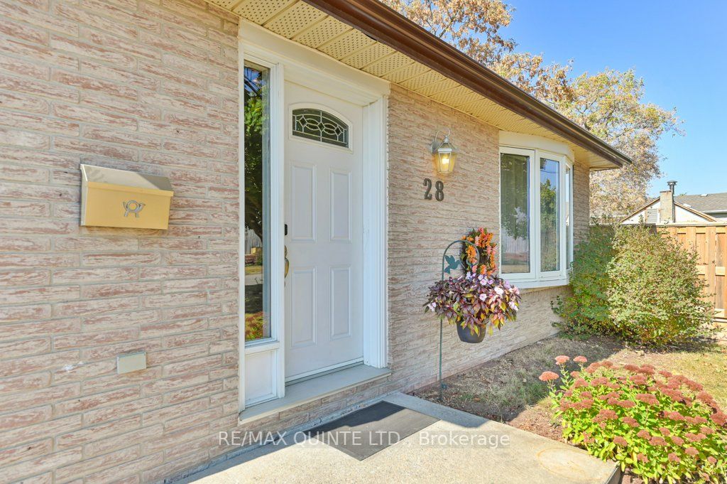 28 University Ave Property Photo 5
