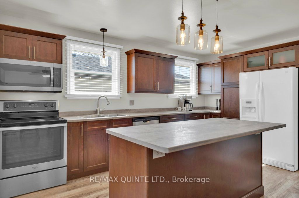 28 University Ave Property Photo 8