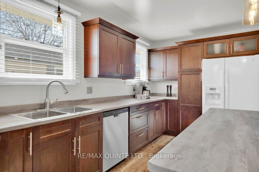 28 University Ave Property Photo 9