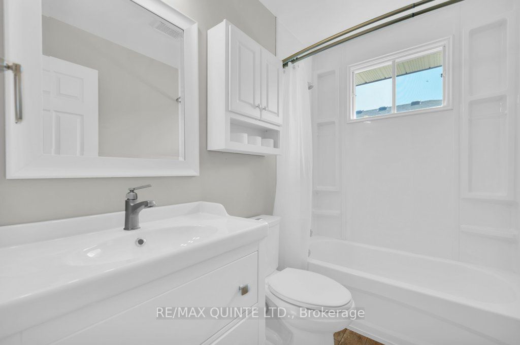 28 University Ave Property Photo 16