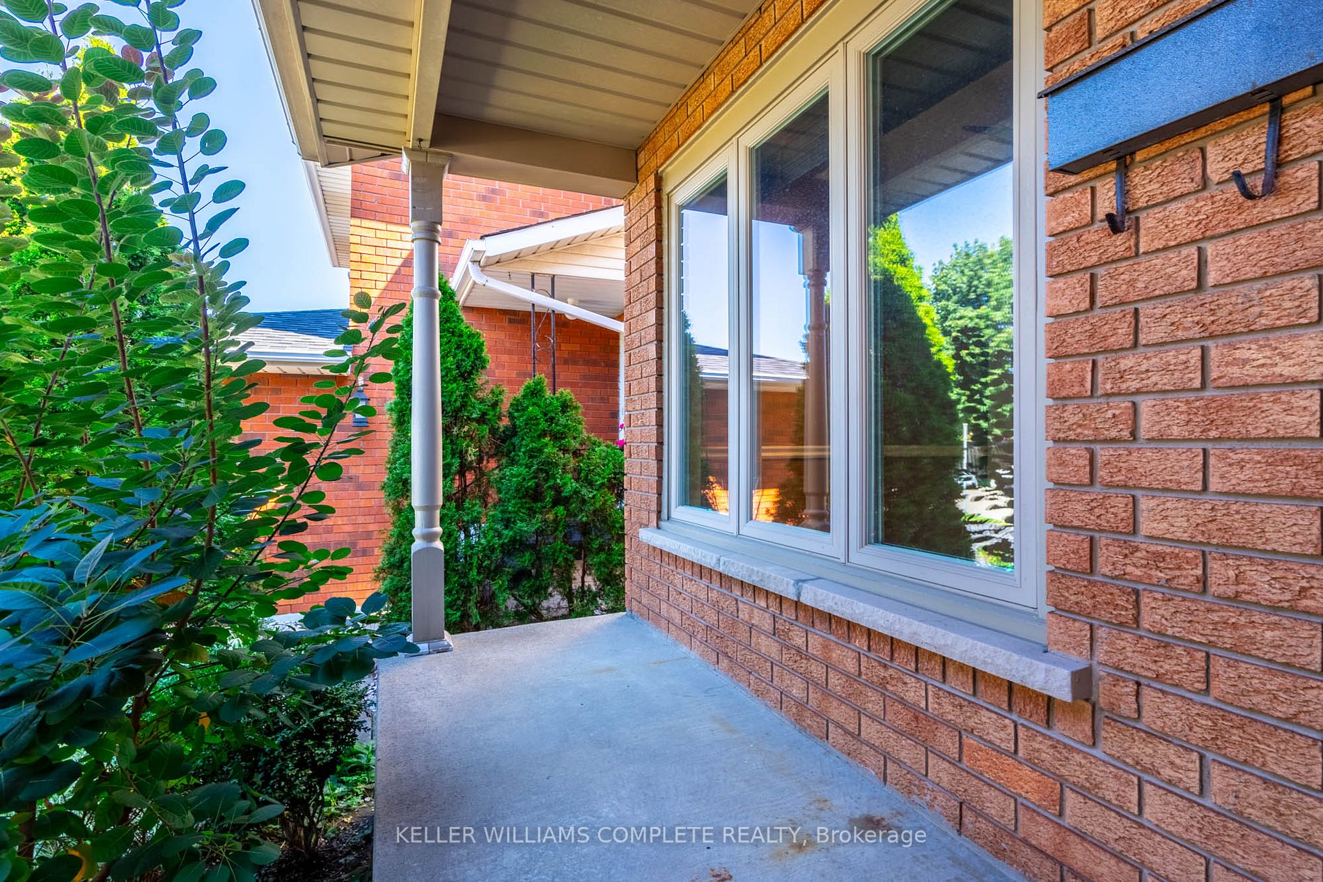287 Crerar Dr Property Photo 2