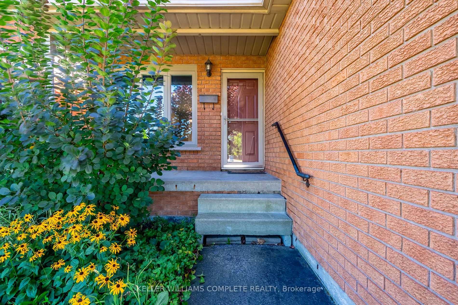 287 Crerar Dr Property Photo 3