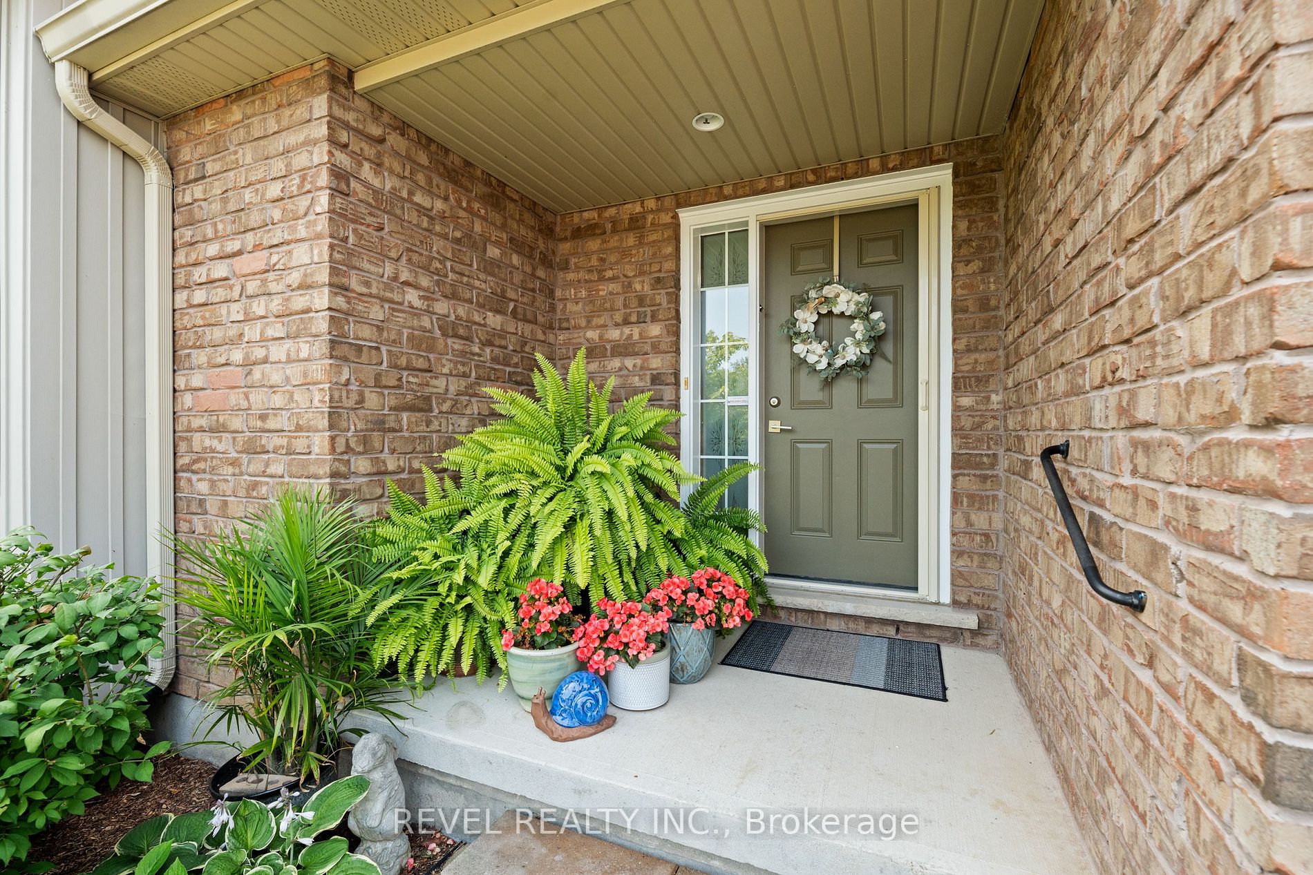 660 Albert St Property Photo 2