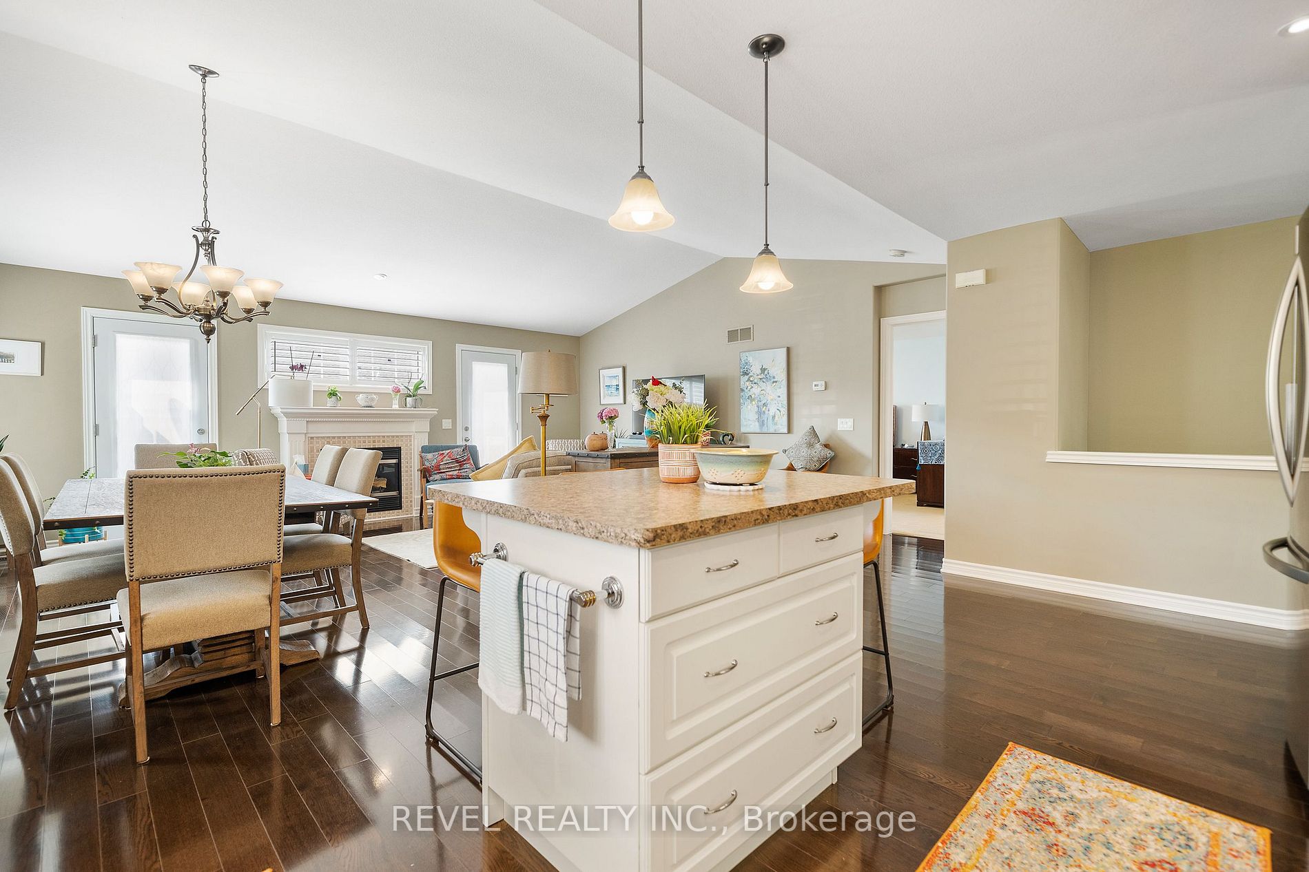 660 Albert St Property Photo 10