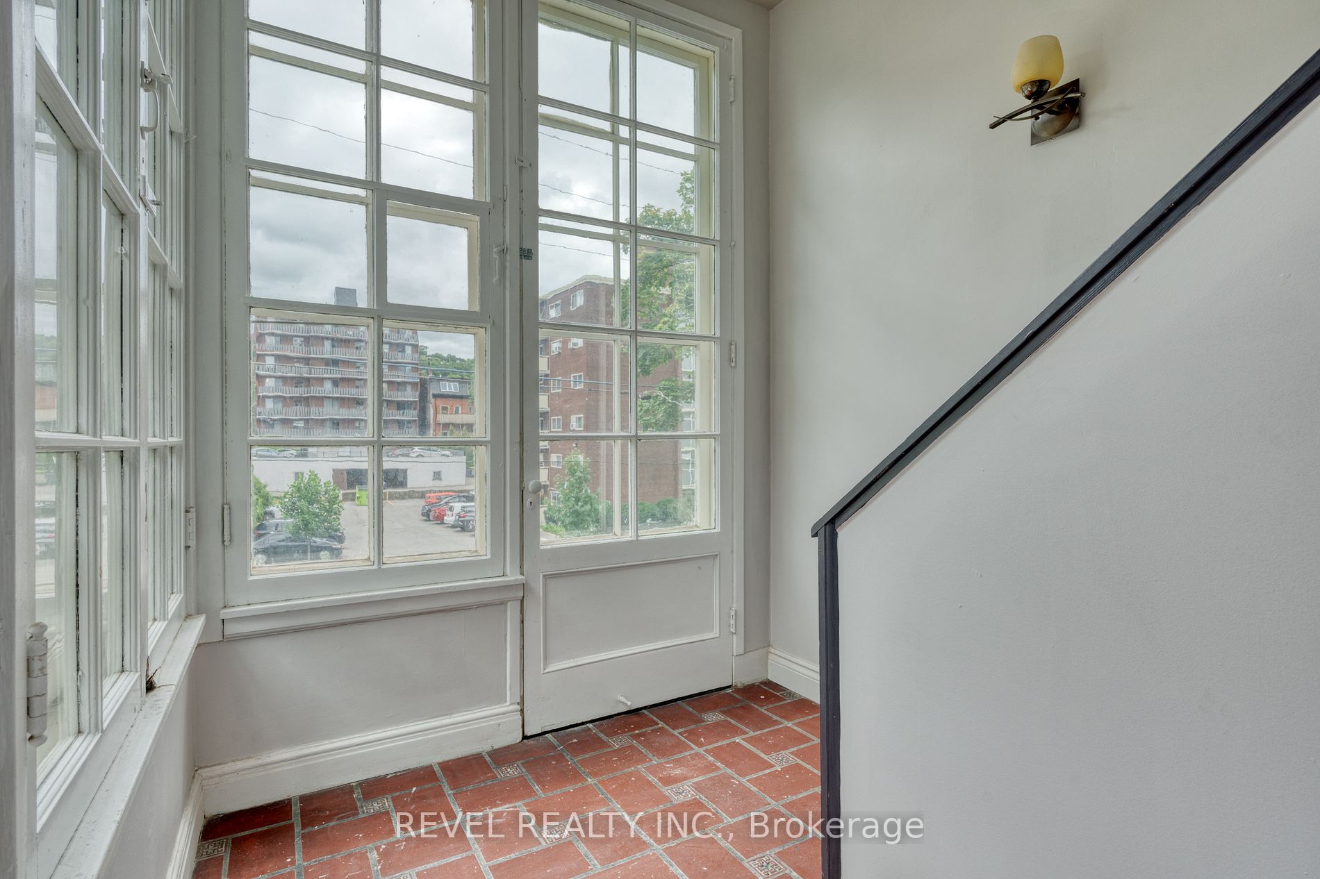 56 Charlton Ave W Property Photo 4