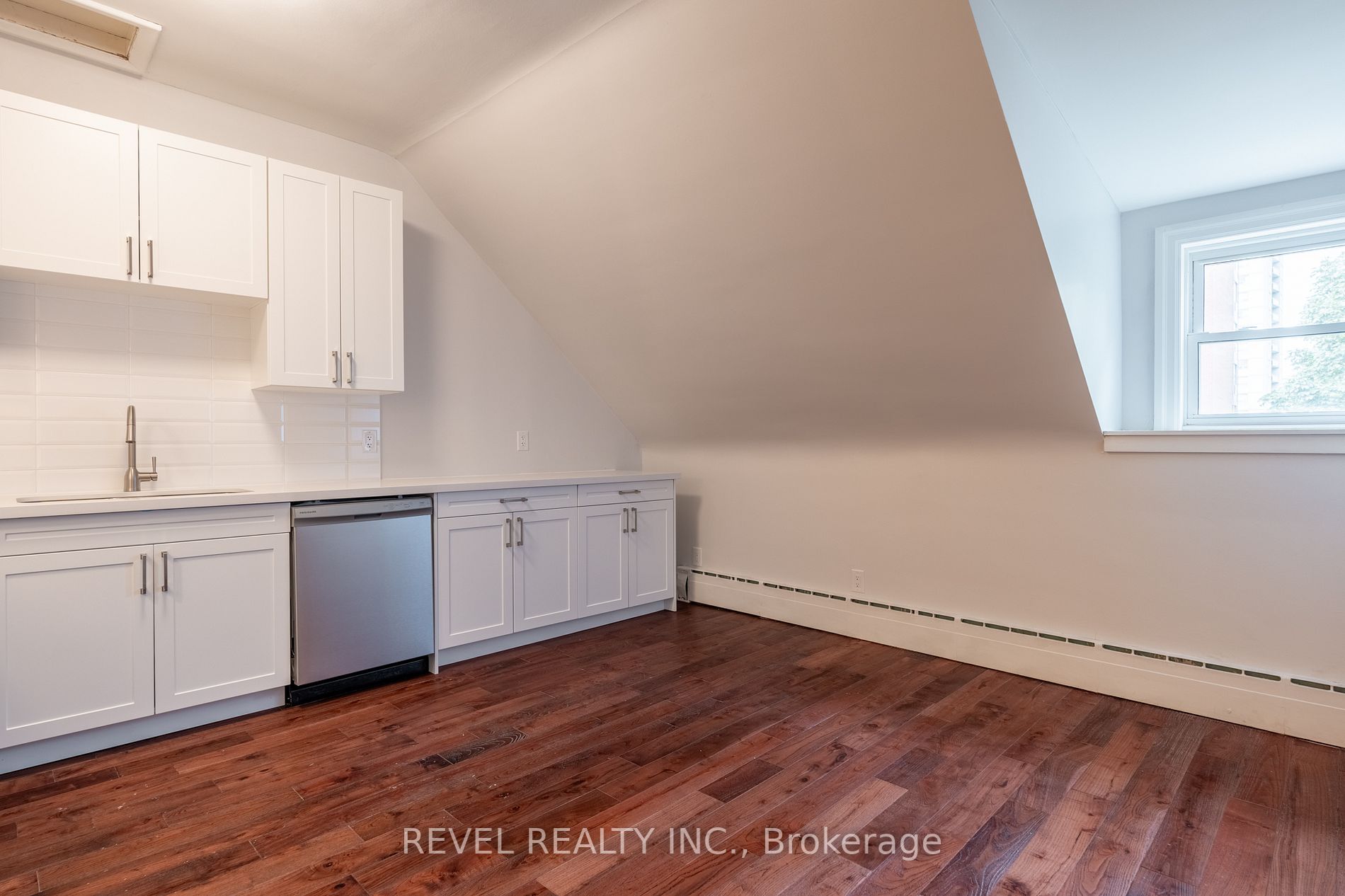 56 Charlton Ave W Property Photo 12
