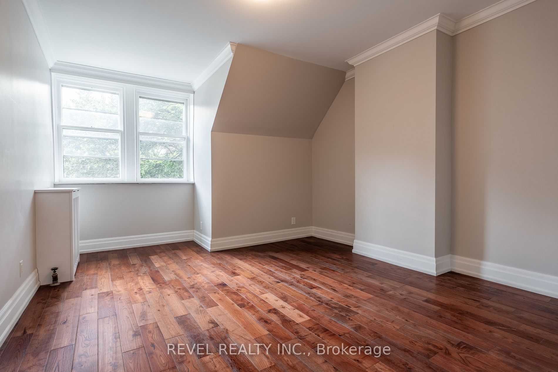 56 Charlton Ave W Property Photo 16