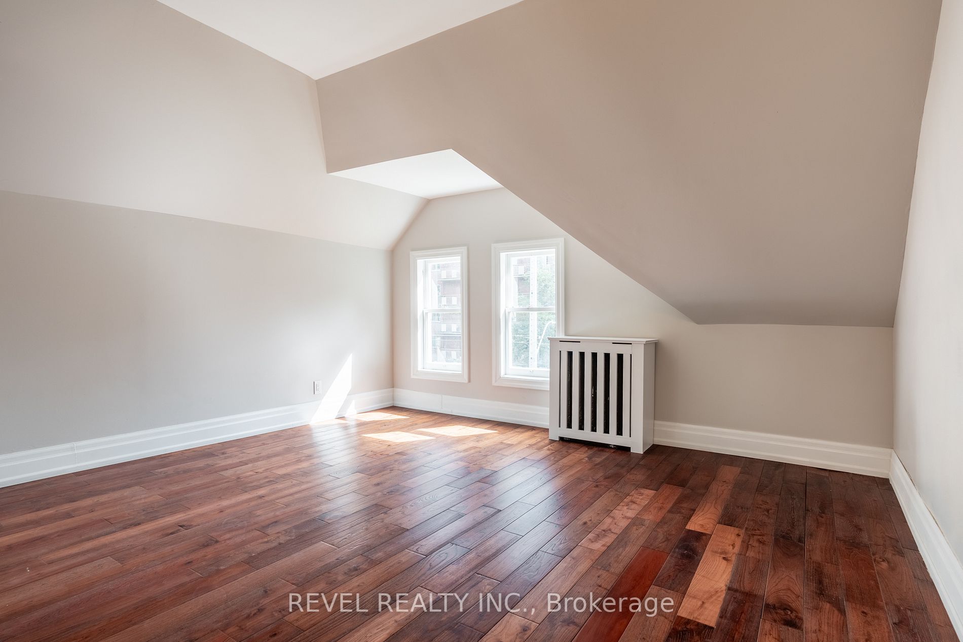 56 Charlton Ave W Property Photo 18