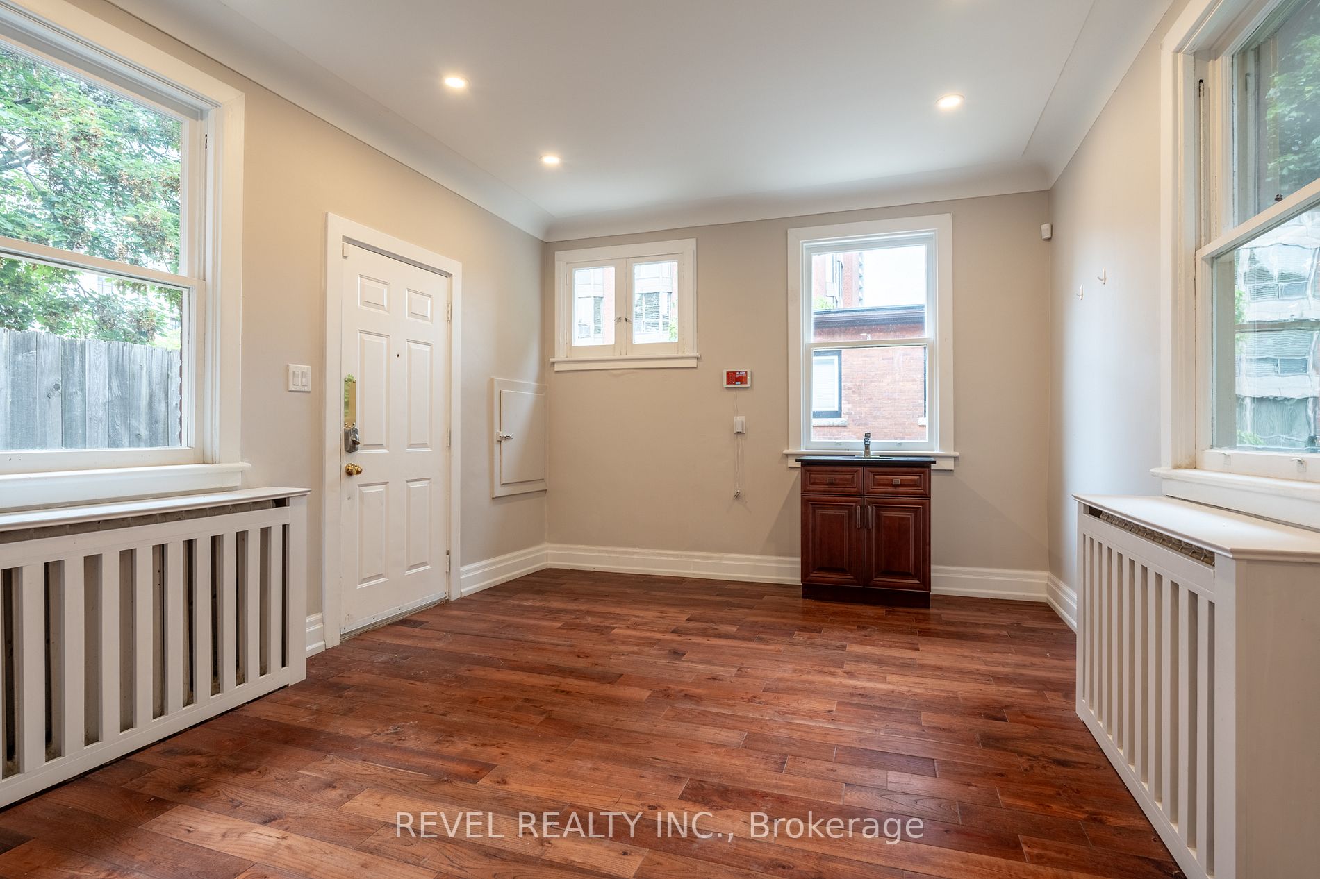 56 Charlton Ave W Property Photo 22