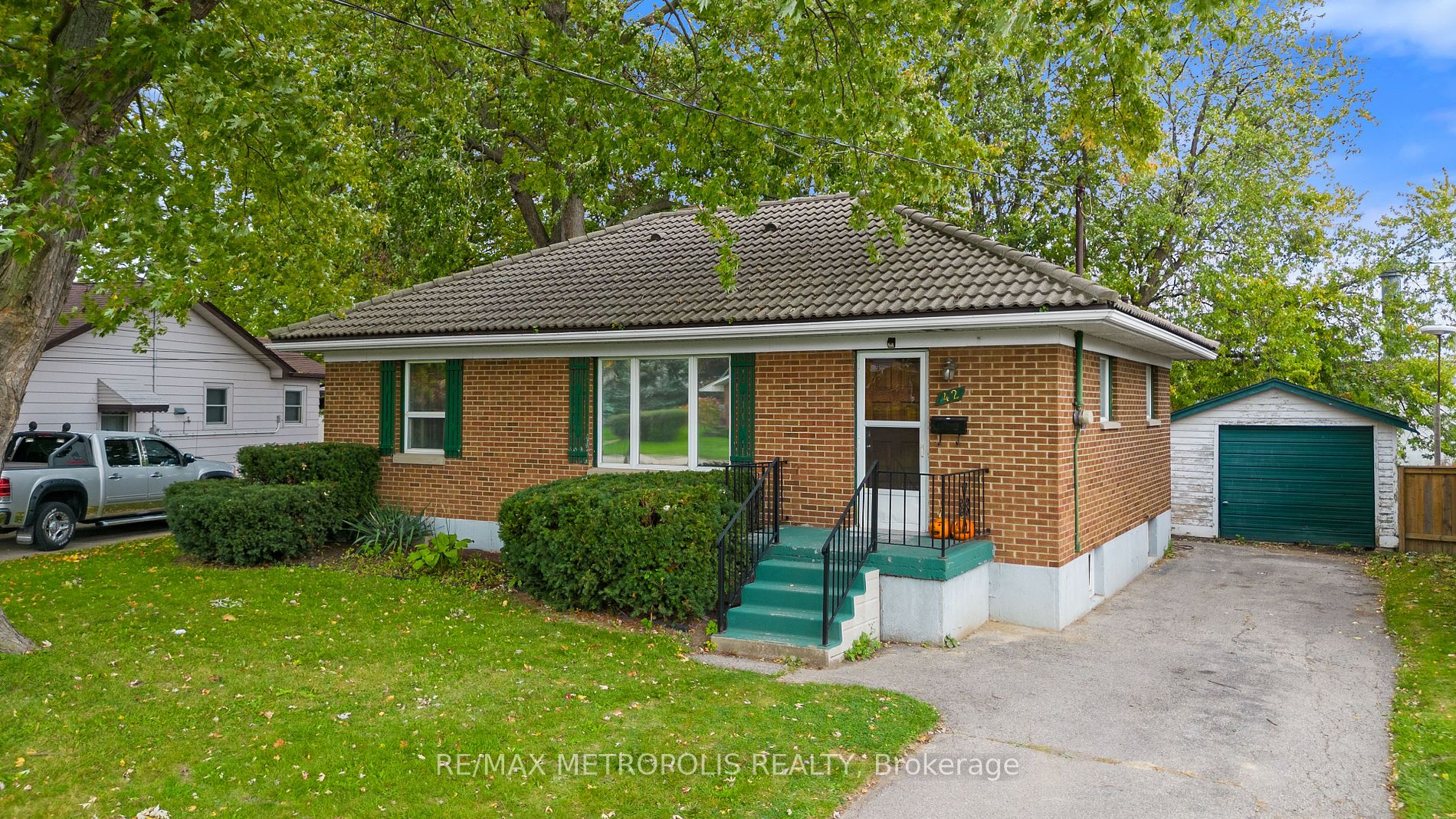 42 Warwick Dr Property Photo 3