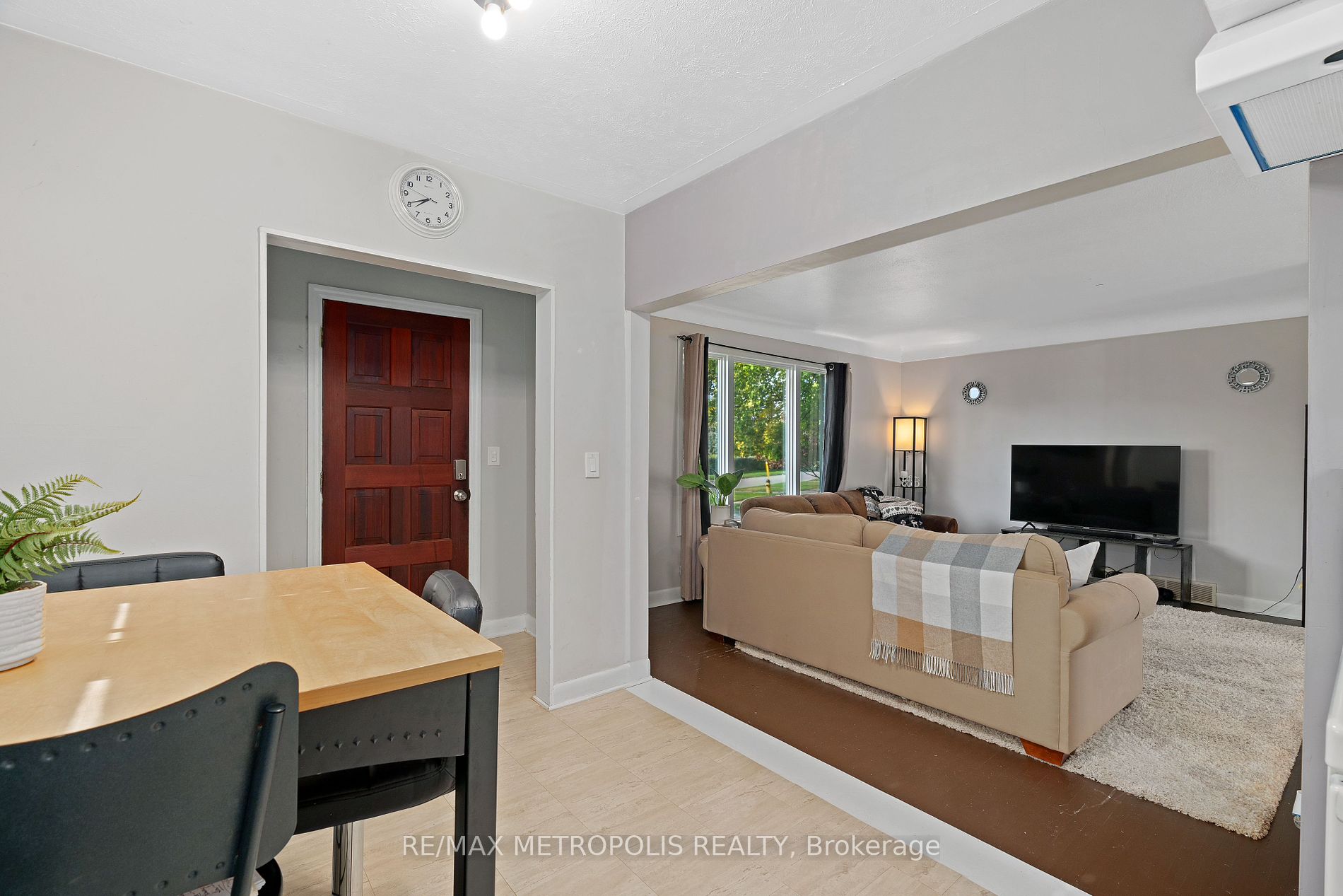 42 Warwick Dr Property Photo 5