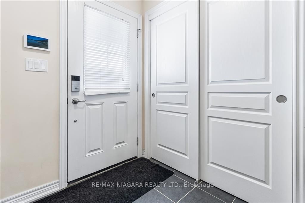 6381 Shapton Cres Property Photo 2