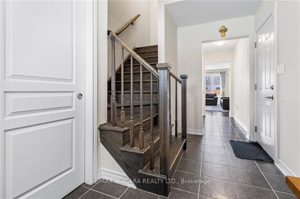 6381 Shapton Cres Property Photo 3