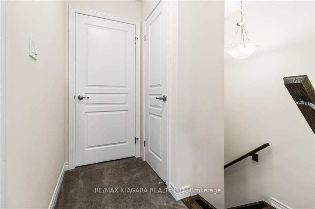 6381 Shapton Cres Property Photo 12