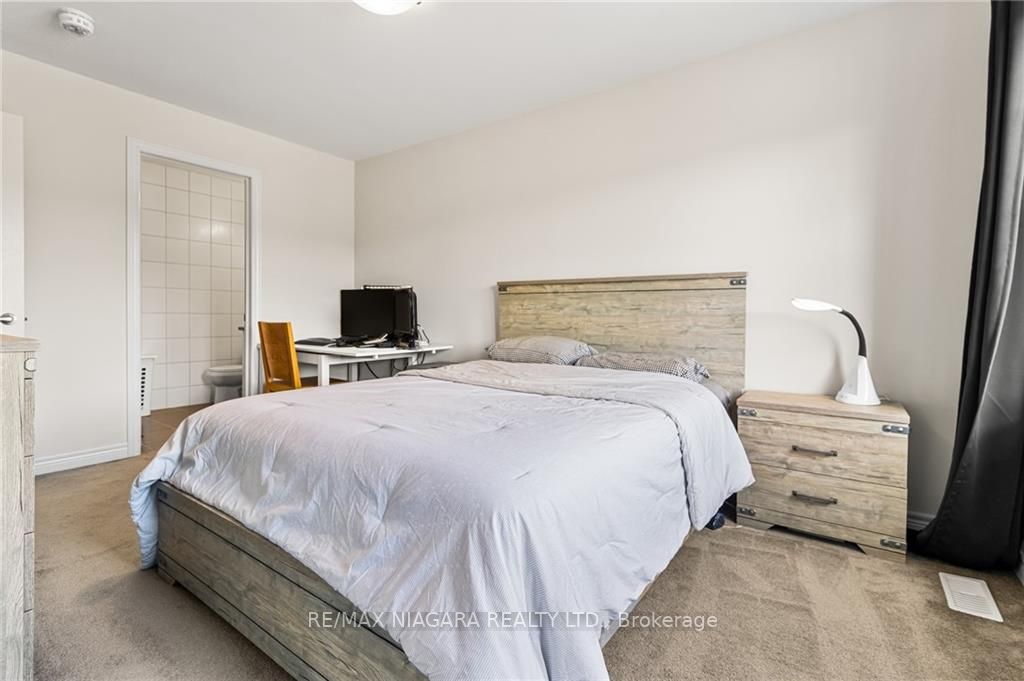 6381 Shapton Cres Property Photo 13