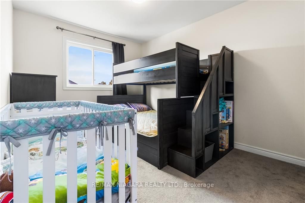 6381 Shapton Cres Property Photo 16