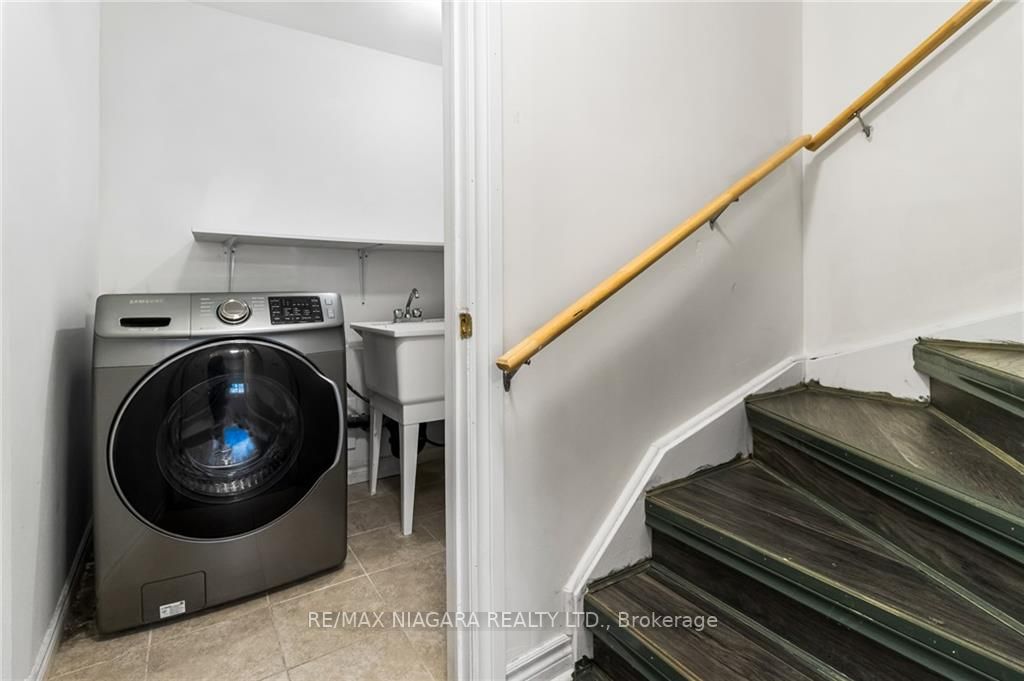 6381 Shapton Cres Property Photo 19