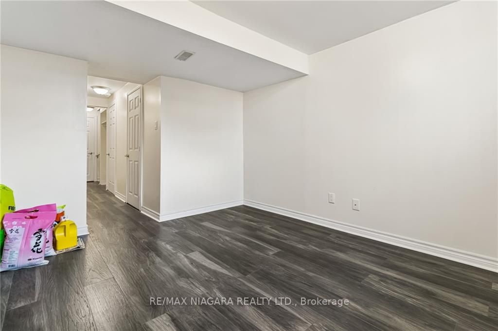6381 Shapton Cres Property Photo 21