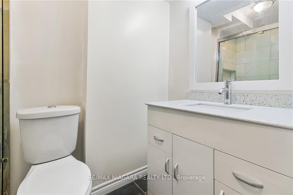 6381 Shapton Cres Property Photo 22