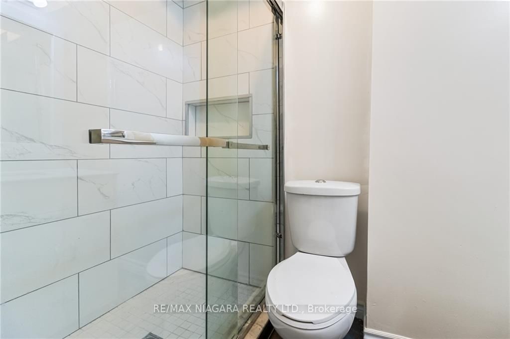 6381 Shapton Cres Property Photo 23