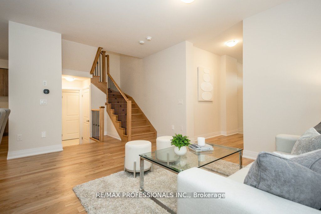 465 Adelaide St Property Photo 6