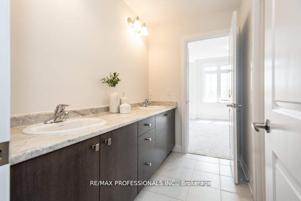 465 Adelaide St Property Photo 28