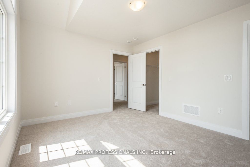 465 Adelaide St Property Photo 32