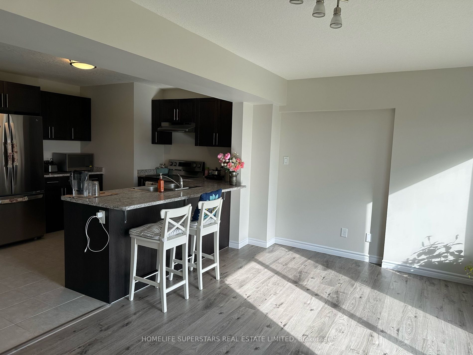 291 Kennington Way Property Photo 3